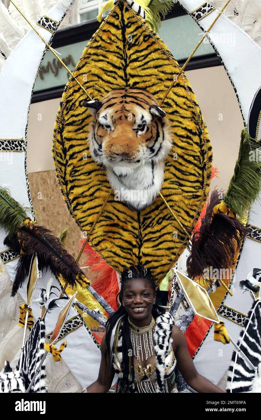 Darsteller marschieren bei einer Parade beim Notting Hill Carnival 2008. Der Notting Hill Carnival findet seit 1965 jährlich statt und wird traditionell von Mitgliedern der karibischen Bevölkerung geführt. Er ist Europas größtes Straßenfestival und das zweitgrößte Straßenfestival der Welt, das jährlich bis zu 2 Millionen Besucher anzieht. London, Großbritannien. 8/25/08. Stockfoto