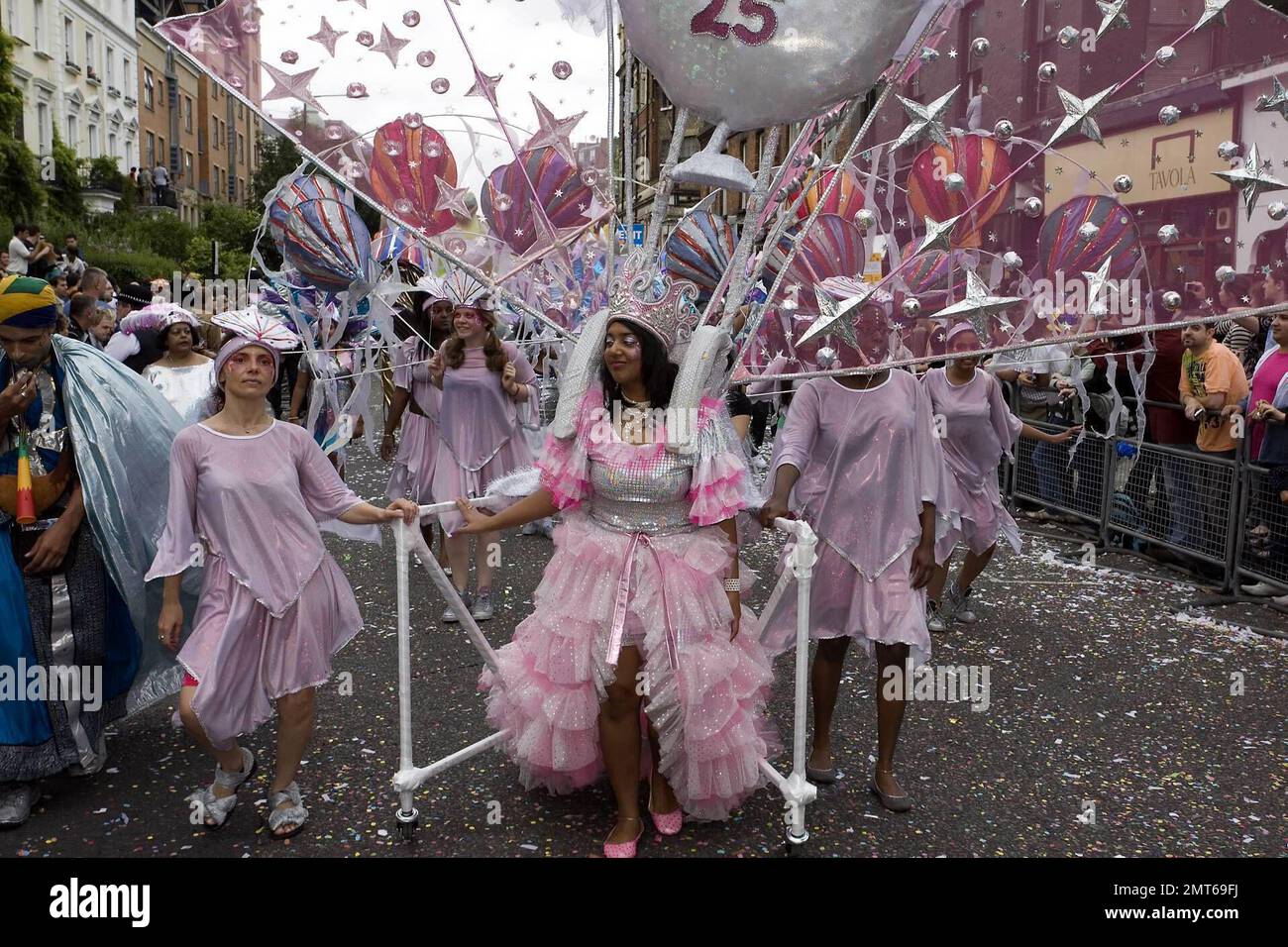 Darsteller marschieren bei einer Parade beim Notting Hill Carnival 2008. Der Notting Hill Carnival findet seit 1965 jährlich statt und wird traditionell von Mitgliedern der karibischen Bevölkerung geführt. Er ist Europas größtes Straßenfestival und das zweitgrößte Straßenfestival der Welt, das jährlich bis zu 2 Millionen Besucher anzieht. London, Großbritannien. 8/25/08. Stockfoto