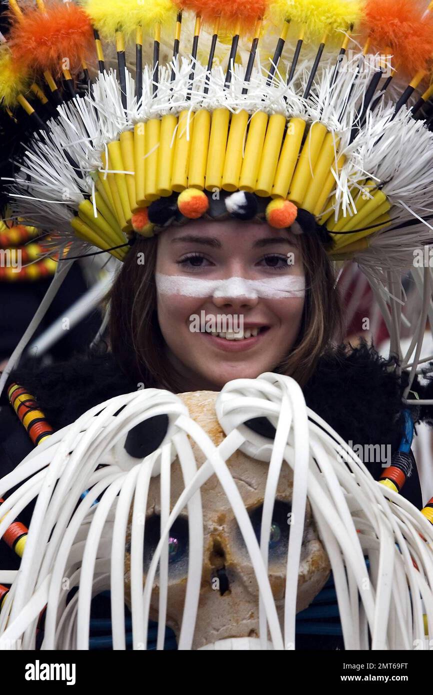 Darsteller marschieren bei einer Parade beim Notting Hill Carnival 2008. Der Notting Hill Carnival findet seit 1965 jährlich statt und wird traditionell von Mitgliedern der karibischen Bevölkerung geführt. Er ist Europas größtes Straßenfestival und das zweitgrößte Straßenfestival der Welt, das jährlich bis zu 2 Millionen Besucher anzieht. London, Großbritannien. 8/25/08. Stockfoto
