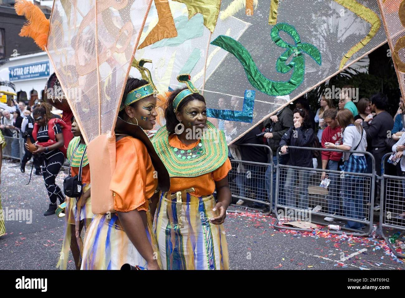 Darsteller marschieren bei einer Parade beim Notting Hill Carnival 2008. Der Notting Hill Carnival findet seit 1965 jährlich statt und wird traditionell von Mitgliedern der karibischen Bevölkerung geführt. Er ist Europas größtes Straßenfestival und das zweitgrößte Straßenfestival der Welt, das jährlich bis zu 2 Millionen Besucher anzieht. London, Großbritannien. 8/25/08. Stockfoto