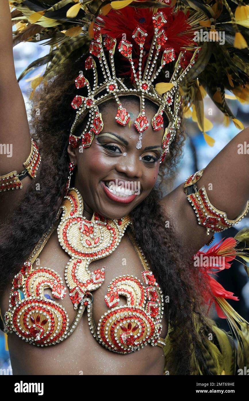 Darsteller marschieren bei einer Parade beim Notting Hill Carnival 2008. Der Notting Hill Carnival findet seit 1965 jährlich statt und wird traditionell von Mitgliedern der karibischen Bevölkerung geführt. Er ist Europas größtes Straßenfestival und das zweitgrößte Straßenfestival der Welt, das jährlich bis zu 2 Millionen Besucher anzieht. London, Großbritannien. 8/25/08. Stockfoto