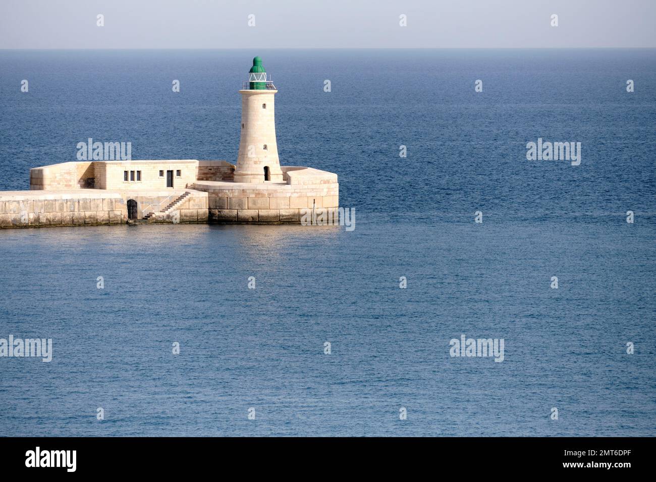 Blick auf den roten Leuchtturm in der Nähe von Fort Ricasoli East Breakwater - Malta Stockfoto