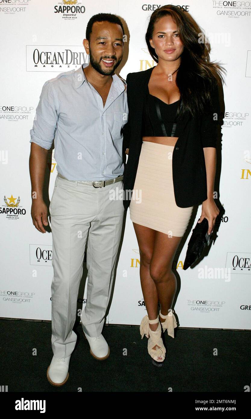 Sänger John Legend und sein Freundin-Model Chrissy Teigen kommen für die „Ocean Drive“-Ausgabe im Juli/August auf dem Dach des Gansevoort Miami Beach in Miami Beach, FL. 7/15/10. Stockfoto