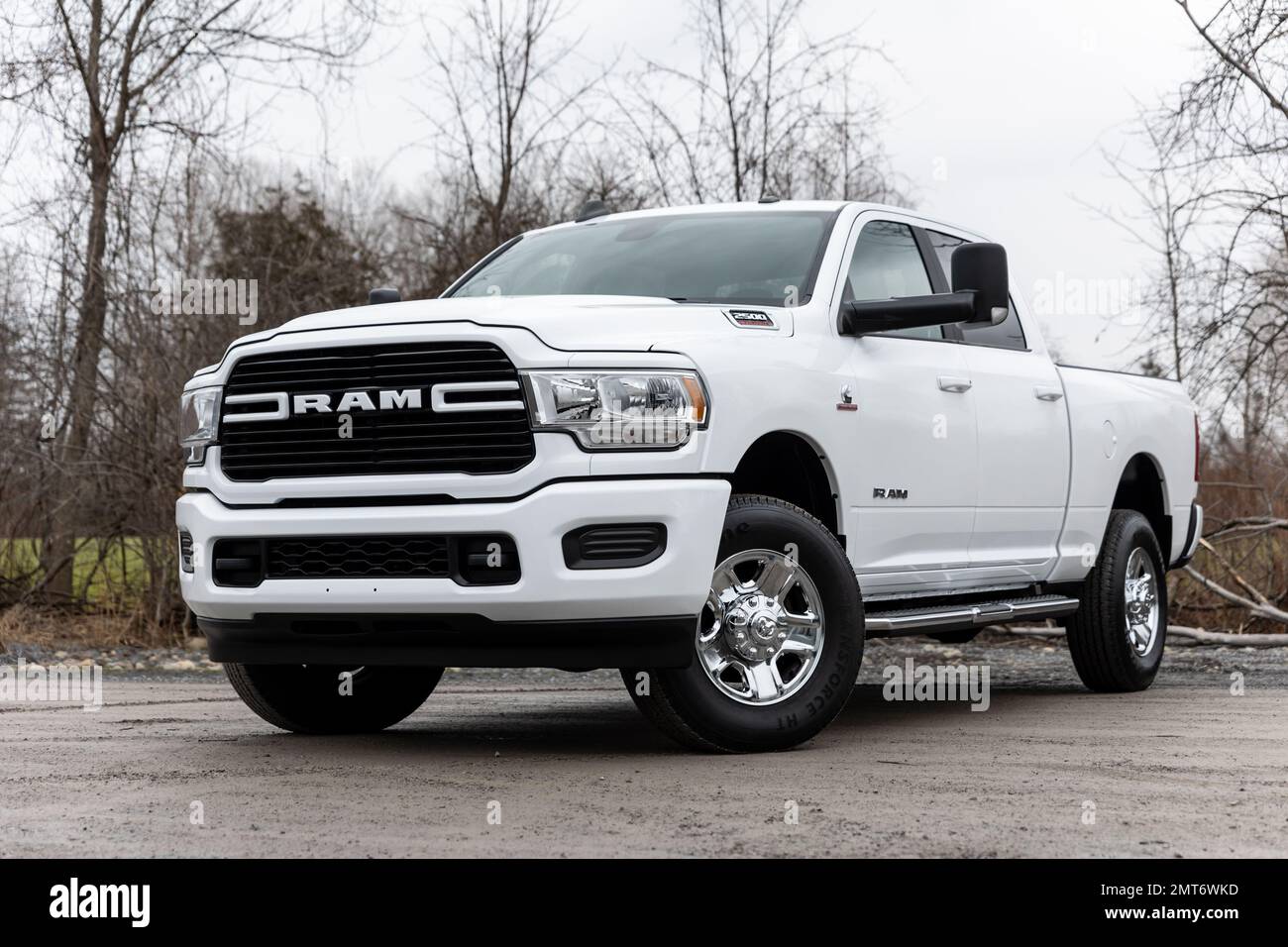 Ein weißer RAM 2500 Pickup-Truck mit Rädern auf einer unbefestigten Straße Stockfoto