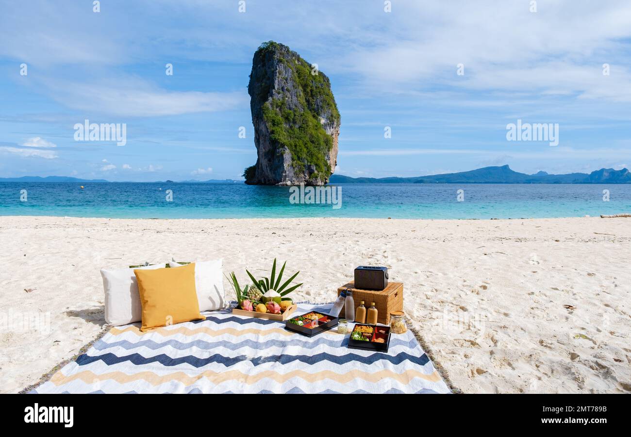 Picknickdecke mit Obst und Getränken am Koh Poda Beach Krabi Thailand Stockfoto