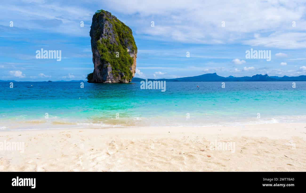 Koh Poda Beach Krabi Thailand, der tropische Strand von Koh Poda Krabi, Panoramablick auf den idyllischen Koh Poda Beach in Thailand mit einem traditionellen Langboot. Stockfoto