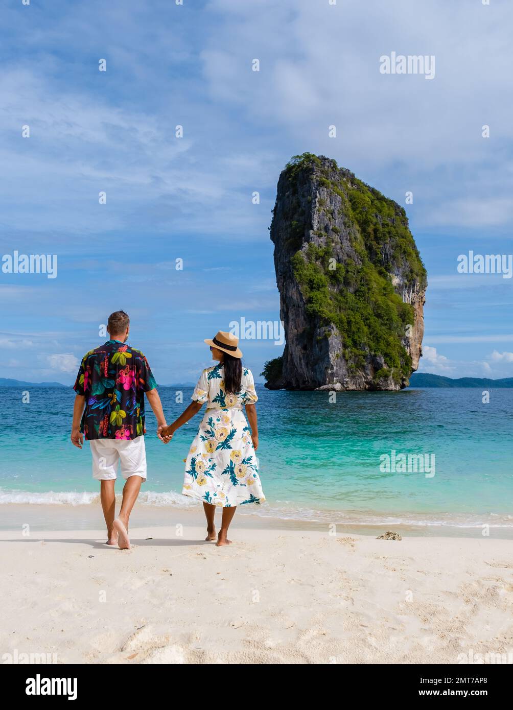 Koh Poda Beach Krabi Thailand, der tropische Strand von Koh Poda Krabi, ein paar Männer und Frauen am Strand Stockfoto