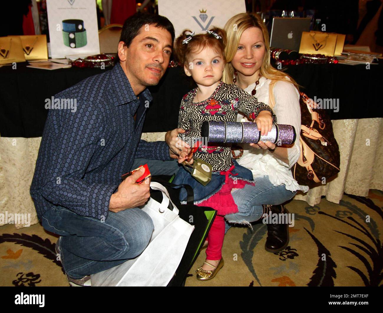 Scott BAIO (mit Frau Renee Sloan und Tochter Bailey Deluca) nimmt an der ersten jährlichen Oscar Suite mit 100 Sternen Teil, der ersten Oscar-Geschenksuite, die im Beverly Hills Hotel, Beverly Hills, Kalifornien, vom 02. Bis 23. Dezember 10 stattfindet. Stockfoto