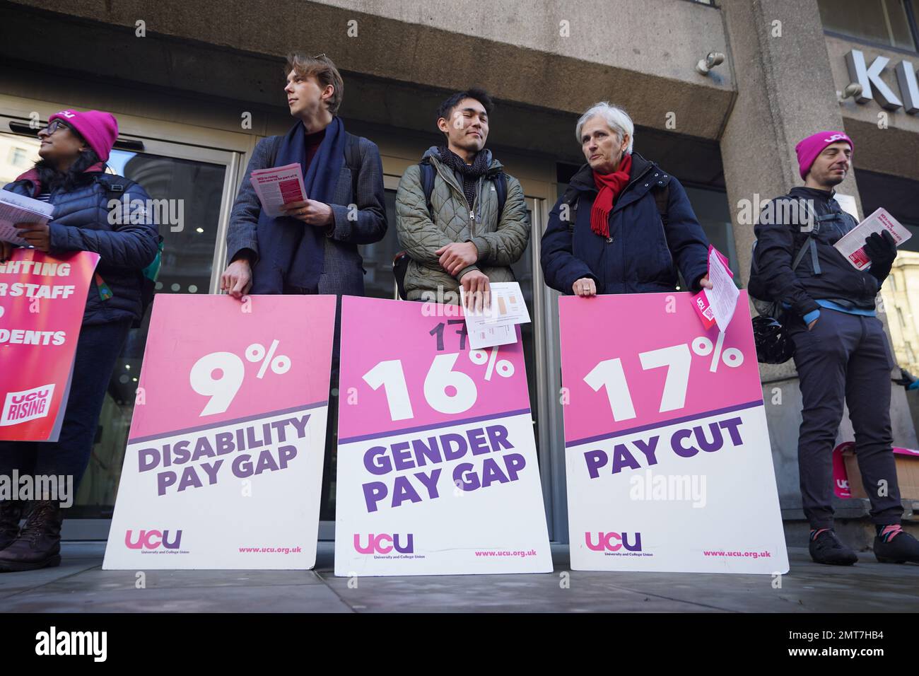 Mitglieder der University and College Union (UCU) an der Streikpostenlinie vor dem King's College London. Bis zu 70.000 Mitglieder der UCU ergreifen Streikmaßnahmen in einem lang andauernden Streit um Löhne, Arbeitsbedingungen und Renten. Bilddatum: Mittwoch, 1. Februar 2023. Stockfoto