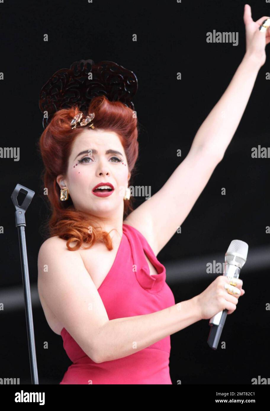 Der britische Sänger Songwriter Paloma Faith tritt während des Tages live auf, eines der 15. jährlichen V Festivals 2010 im Hylands Park. Paloma sah auffällig aus in ihrem Fuchsiakleid, das sehr gut zu ihrem wunderschönen, kastanienbraunen Haar passte, das in Nadellocken gemacht und mit einem großen, verzierten Haarstück geschmückt war. Essex, Großbritannien. 08/21/10. Stockfoto