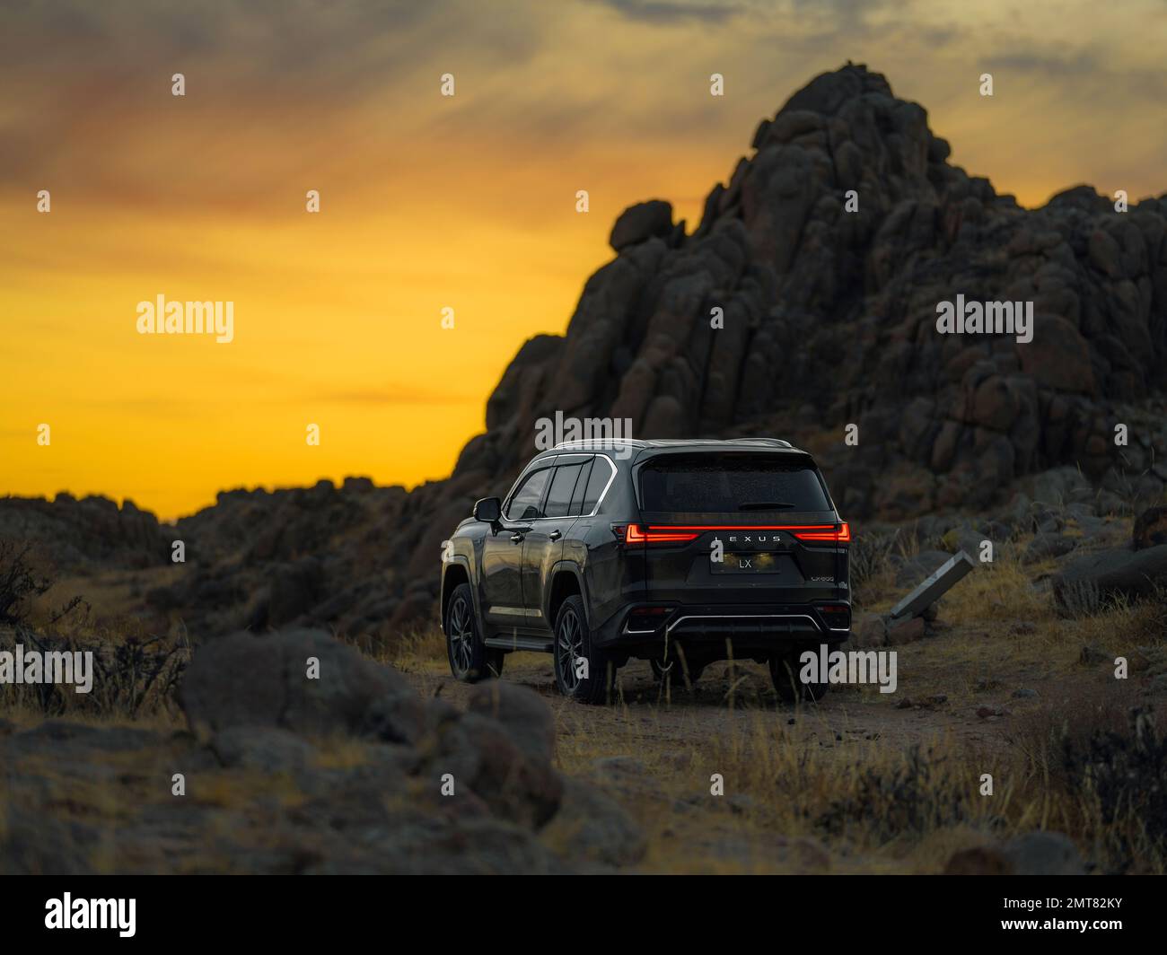 LEXUS LX 600 Mongolei Sonnenuntergang Stockfoto