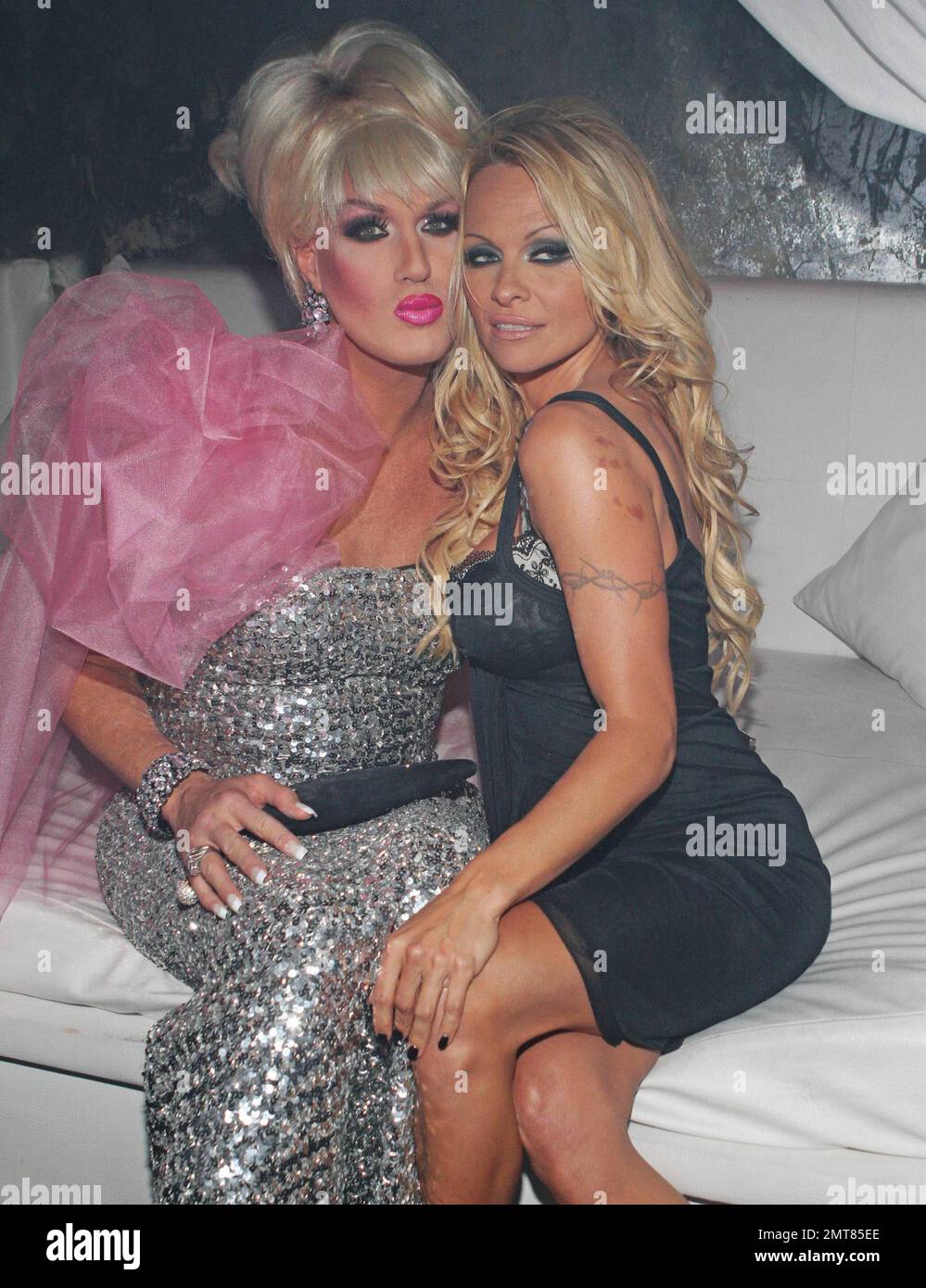 Pamela Anderson und Elaine Lancaster genießen einen Abend voller Spaß, Tanzen und fast einen Kuss bei der 3. Annual Silver Party 2011 im Living Room in Fort Lauderdale, FL. 05/21/11. Stockfoto