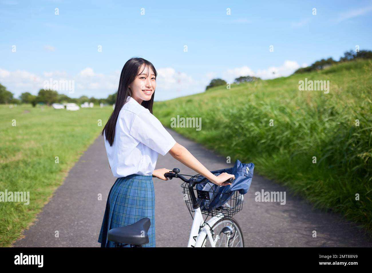 Japanische Highschool-Schüler Porträt im Freien Stockfoto