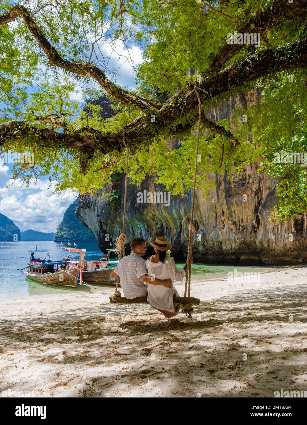 Paare auf einer Bootsfahrt zur tropischen Lagune von Koh Loa Lading Krabi Thailand, Teil der Koh Hong Inseln in Thailand. Wunderschöner Strand mit Kalksteinklippen und Langheckbooten Stockfoto