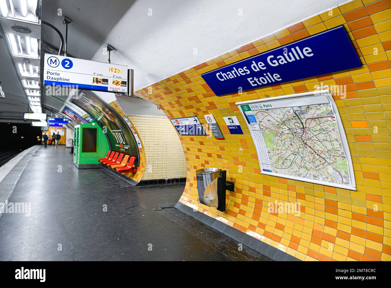Abbildung zeigt den Bahnsteig einer Pariser U-Bahn-Station (RATP Metro oder Metropolitain Charles de Gaulle Etoile) am 31. Januar 2023 in Paris, Frankreich. Die Gewerkschaften haben einen Streik und weitere Demonstrationen gegen das Rentenreformgesetz gefordert. Foto: Victor Joly/ABACAPRESS.COM Stockfoto