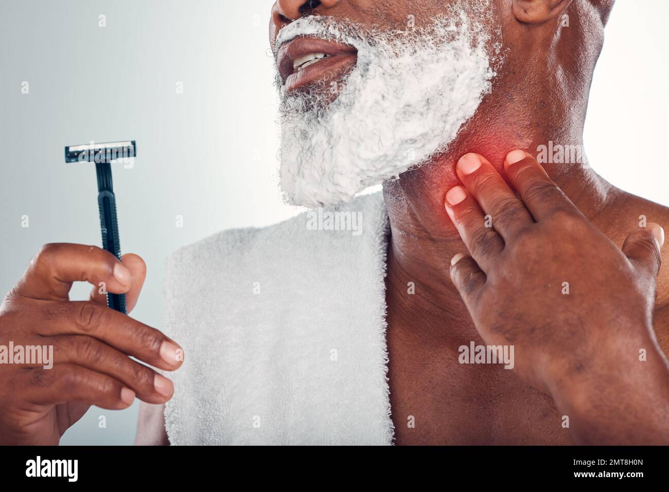 Mann, Rasur und Hand-am-Nacken gegen Schmerzen durch Rasierverbrennungen oder Schnittverletzungen während der Pflege mit Schaum im Gesicht. Unfall, Klinge und Verletzung beim Bartrasieren im Badezimmer Stockfoto
