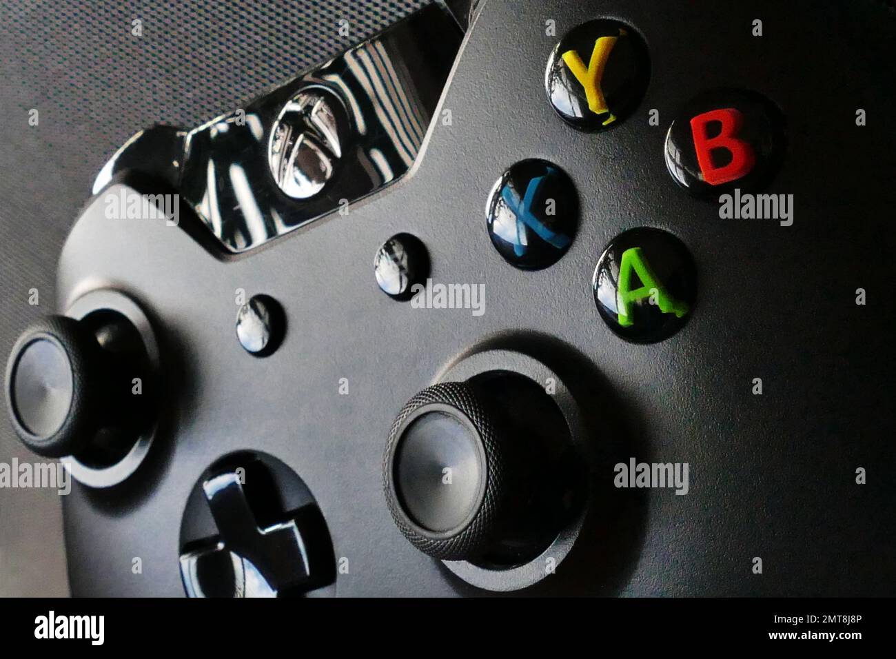 Eine Makroaufnahme eines Xbox One Videospielcontrollers mit verschiedenen Tasten Stockfoto