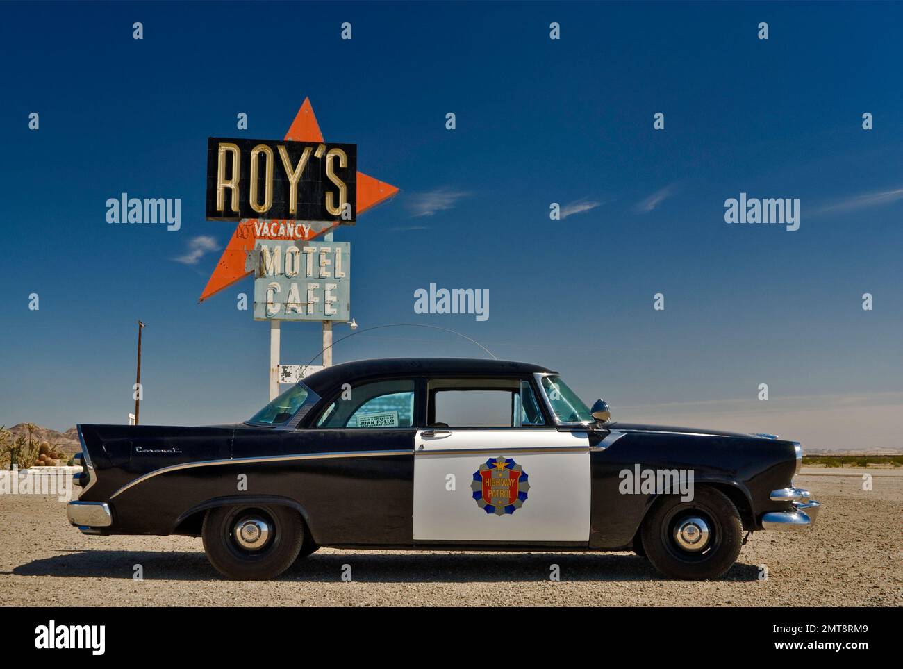 1956 Polizeikreuzer Dodge Coronet im Roys Motel and Cafe in Amboy, Kalifornien, USA Stockfoto