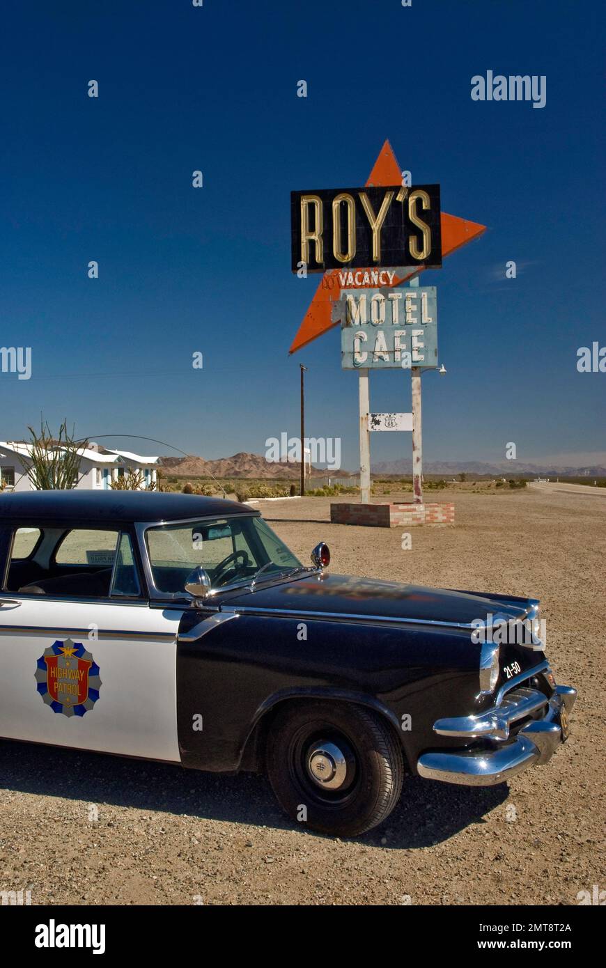 1956 Polizeikreuzer Dodge Coronet im Roys Motel and Cafe in Amboy, Kalifornien, USA Stockfoto