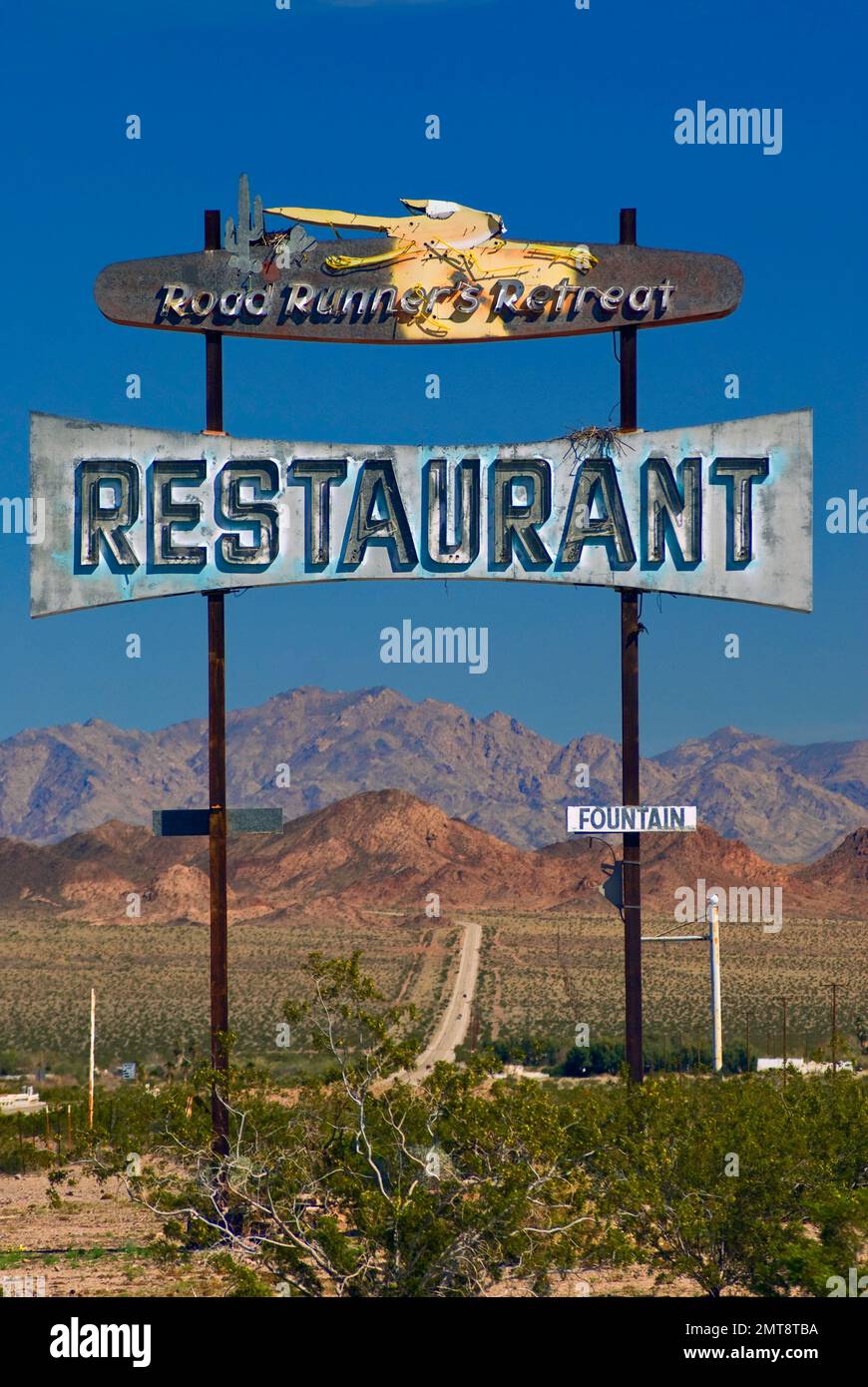 Altes Restaurantschild an der Route 66 in der Nähe von Chambless, Marble Mountains in der Ferne, Mojave Desert, Mojave Trails National Monument, Kalifornien, USA Stockfoto