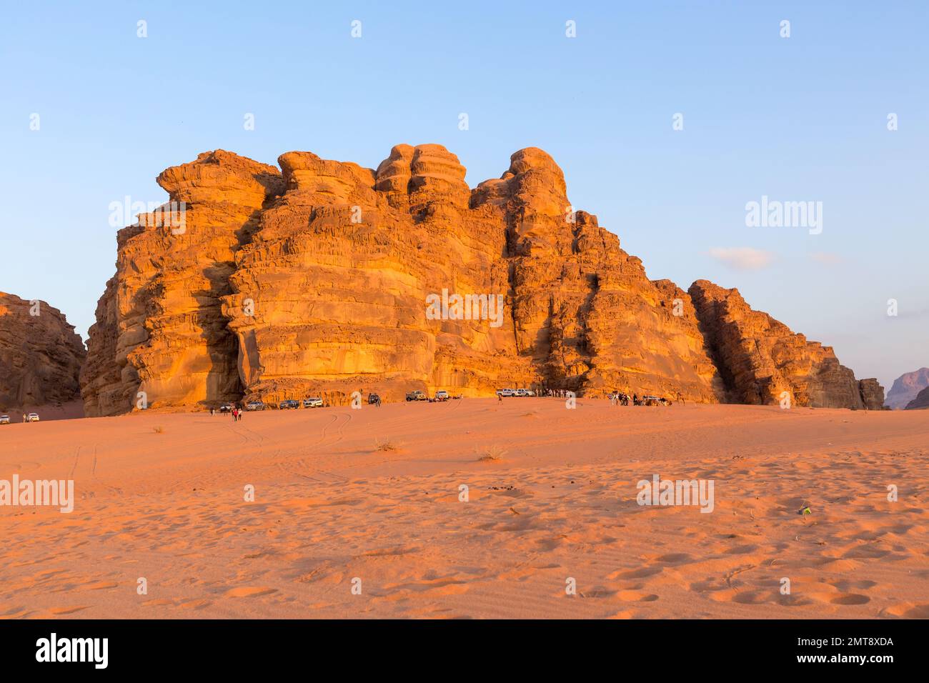 Jordan, Wadi Rum - 31. Oktober 2022: Menschen und Jeep-Autos warten auf den Sonnenuntergang über der Wüste Stockfoto