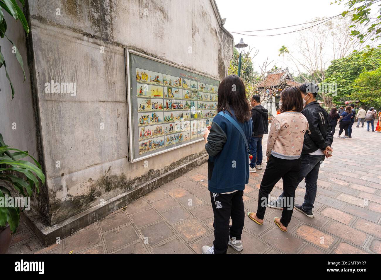 Hanoi, Vietnam, Januar 2023. Die großen figurativen Bretter, die das Gesetz von Kharma repräsentieren, wurden im Taoistischen Tempel Chua Dien Huu gehängt Stockfoto