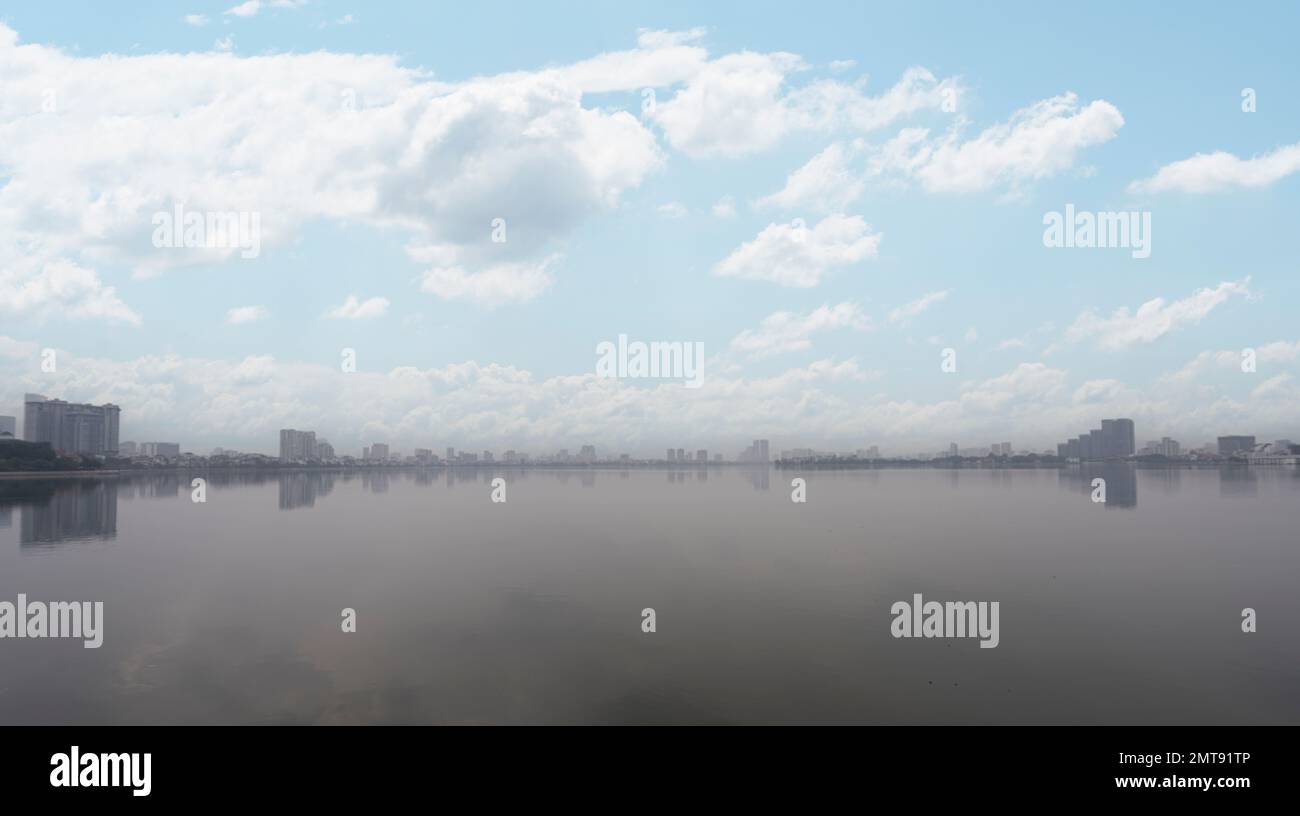 Hanoi, Vietnam, Januar 2023. Malerischer Blick auf den West Lake in der Innenstadt Stockfoto