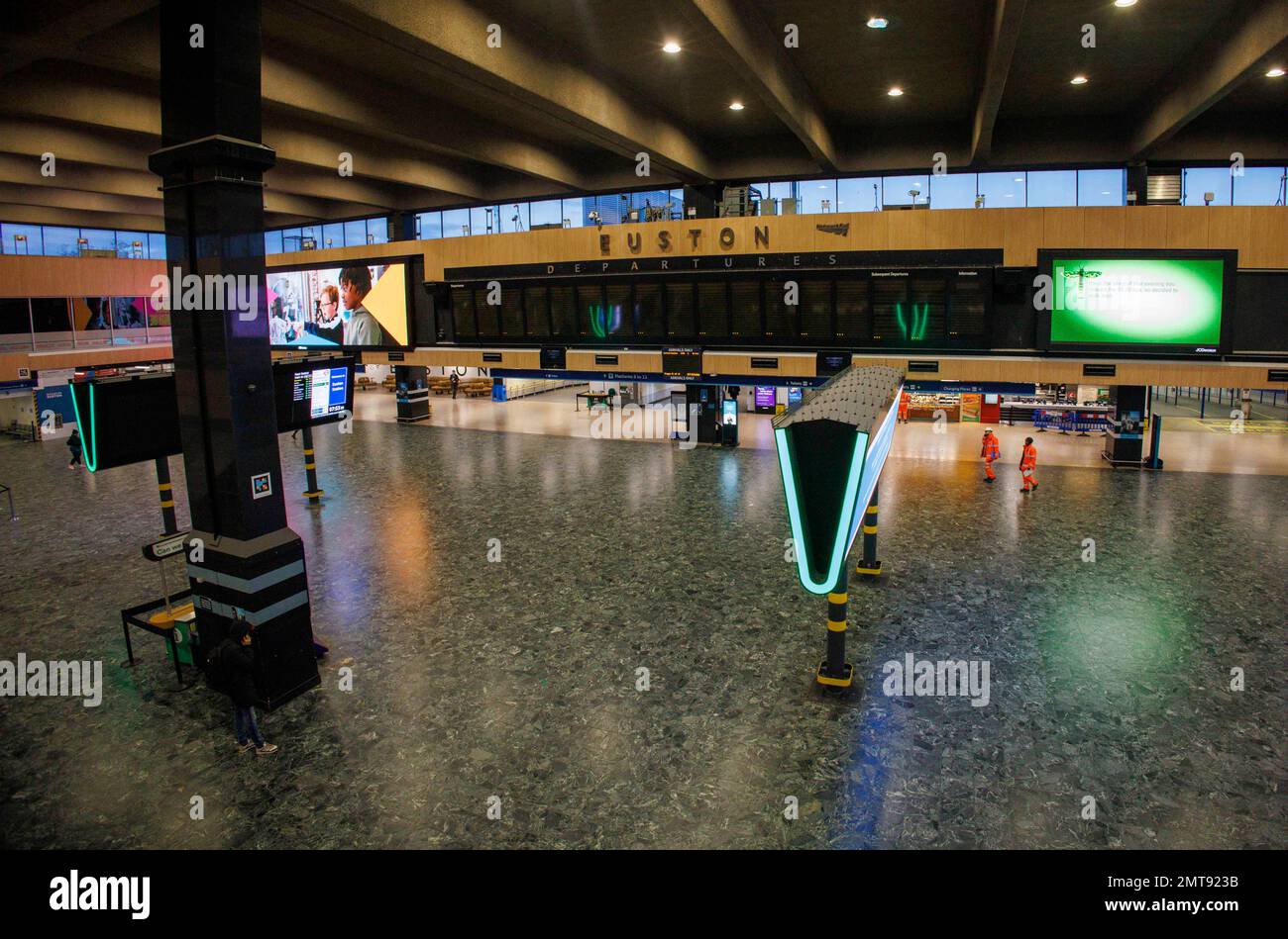 London, Großbritannien. 1. Februar 2023. Eine leere Euston-Station um 8am Uhr morgens, wo sie normalerweise mit Pendlern vollgestopft war. Triebfahrzeugführer der ASLEF streiken am 1. Februar, nachdem sie eine Lohnerhöhung von 4 % abgelehnt haben. Kredit: Mark Thomas/Alamy Live News Stockfoto