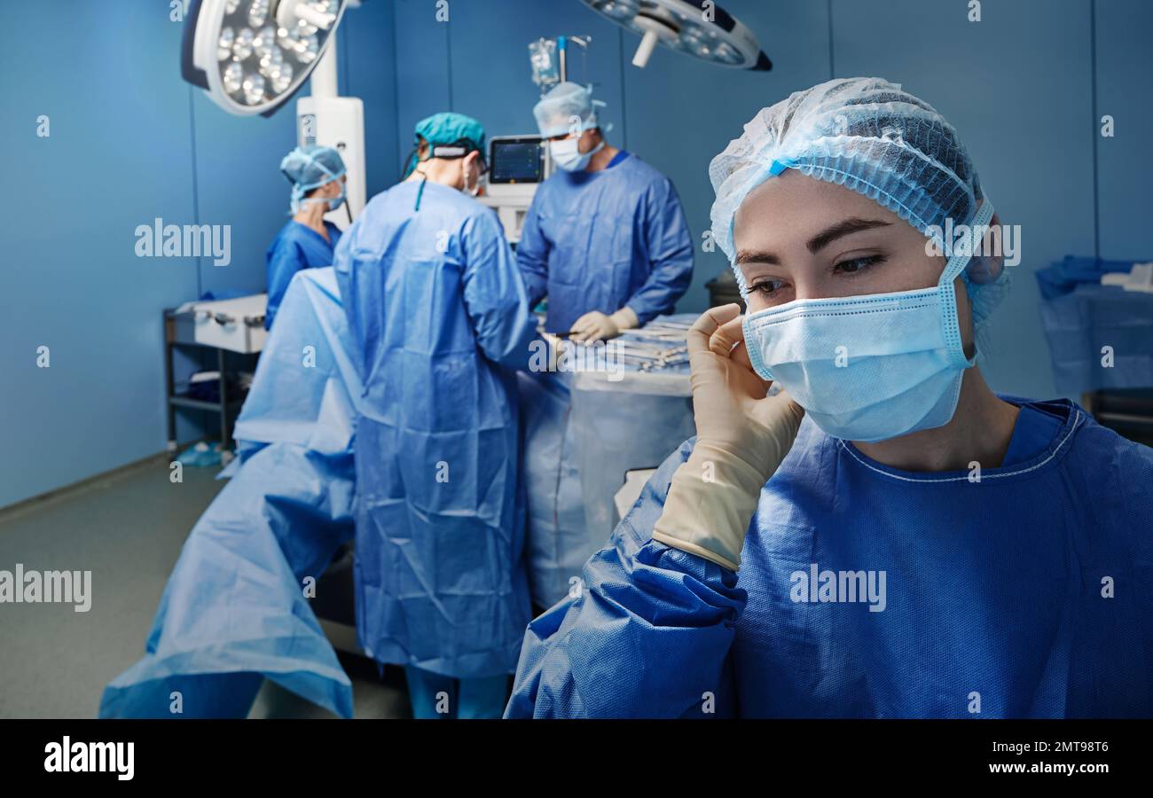 Porträt einer Operationsschwester im Operationssaal. Moderne Chirurgie Stockfoto