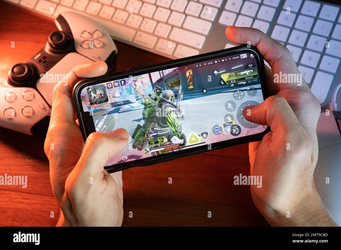 Bangkok, Thailand - 1. Februar 2023: Gamer spielt Apex Legends Mobile auf dem iPhone 13. Stockfoto