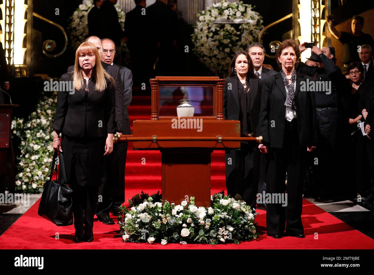 Beatriz del Carmen Bazan, left, wife of the Jose Luis Cuevas, accompanied of Secretary of Culture Maria García Cepeda, right, stand guard near a box containing the ashes of Mexican painter Jose Luis Cuevas, in the Palace of Fine Arts in Mexico City, Tuesday, July 4, 2017. Cuevas, who made his mark by breaking with the hyper-nationalist tradition of the country's muralists of the 1930s and 1940s, died on Monday. (AP Photo/Eduardo Verdugo) Stockfoto