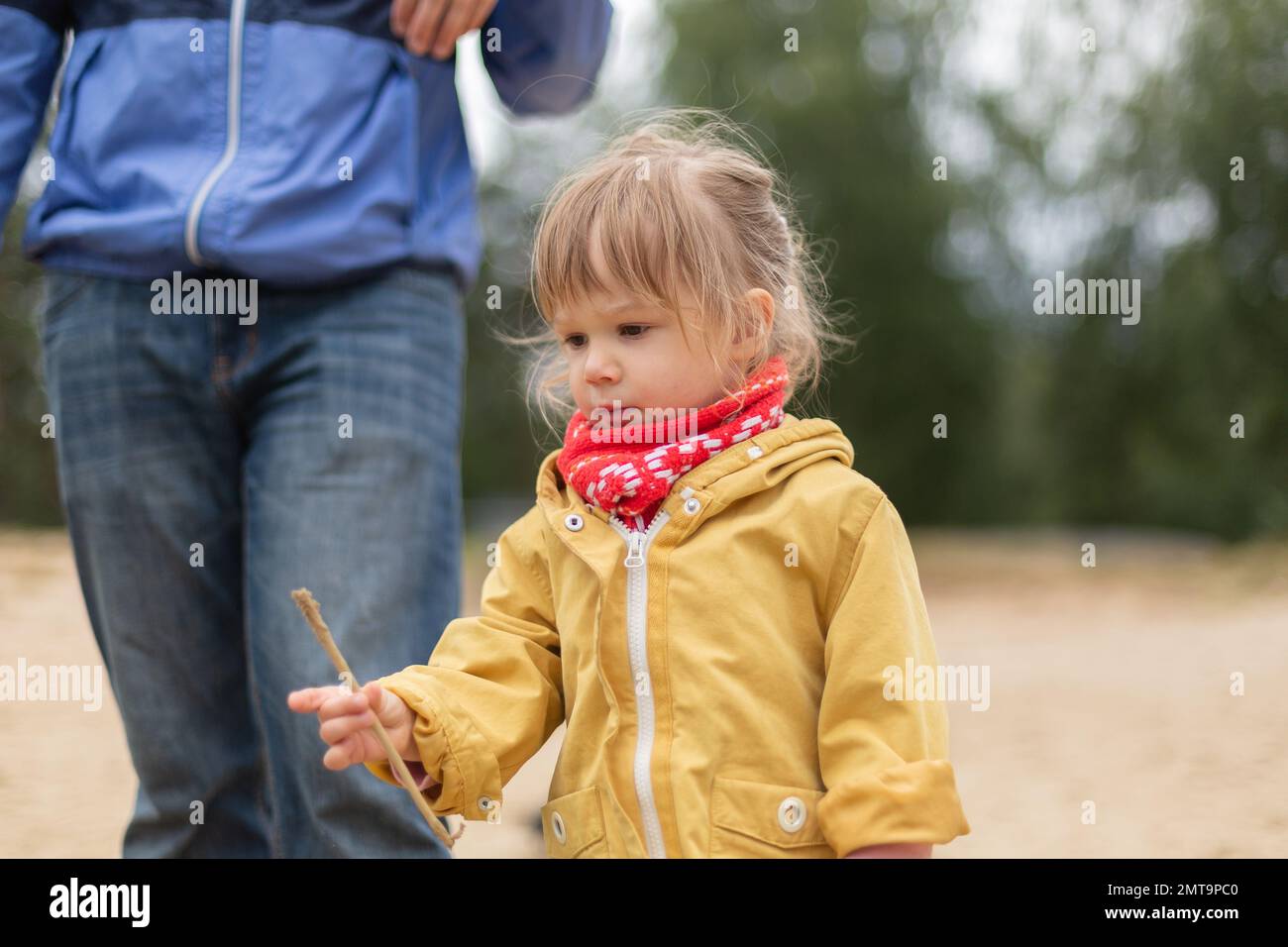 Ein kleines Mädchen, das auf Trampolin springt und die Rutsche runtergeht Stockfoto