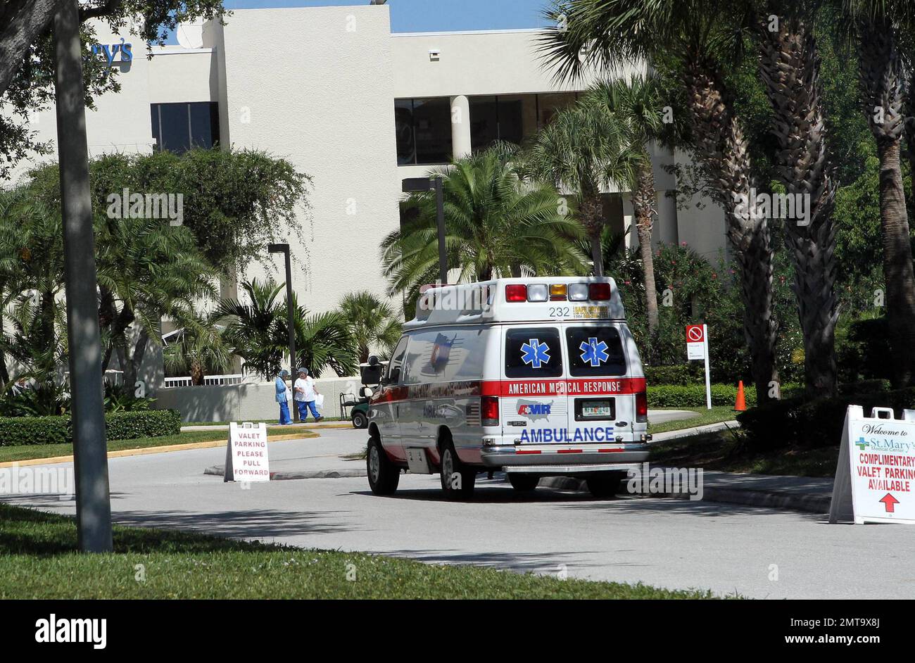 Es heißt, dass St. Mary's Hospital verlegte eine Patientin, um Platz für Superstar Diva Celine Dion zu machen, als sie am Samstag in die Einrichtung eincheckte. Den Berichten zufolge wurde eine andere Frau, ebenfalls im Krankenhaus, um zu entbinden, gebeten, ihr Zimmer zu räumen, weil es für den kanadischen songbird vor Wochen reserviert wurde. Das Zimmer, renoviert und mit einem größeren Bett, Mikrowelle und Kühlschrank ausgestattet, war in Gebrauch, da sie nicht erwartet hatten, dass Dion so schnell in der Anlage eintreffen würde. Die Sprecherin des Krankenhauses Ryan Lieber und Celines Publizisten behaupten, dass sie dort als Standard pro ist Stockfoto