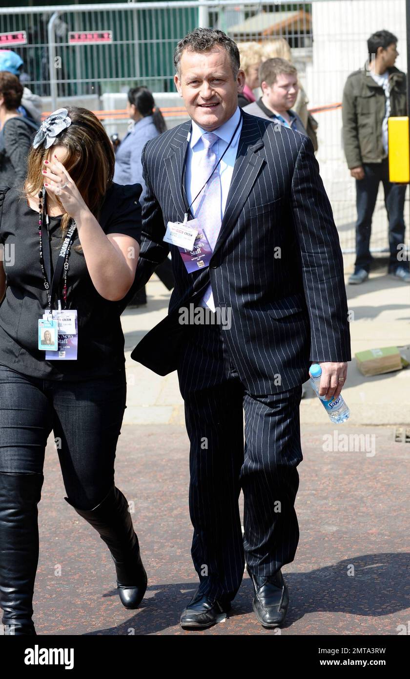 Paul Burrell, ehemaliger königlicher Butler von Prinzessin Diana, verbringt am Tag vor der königlichen Hochzeit einige Zeit in den Medienzelten vor dem Buckingham-Palast. London, Großbritannien. 4/28/11. Stockfoto