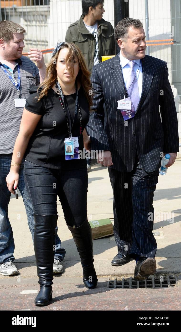 Paul Burrell, ehemaliger königlicher Butler von Prinzessin Diana, verbringt am Tag vor der königlichen Hochzeit einige Zeit in den Medienzelten vor dem Buckingham-Palast. London, Großbritannien. 4/28/11. Stockfoto