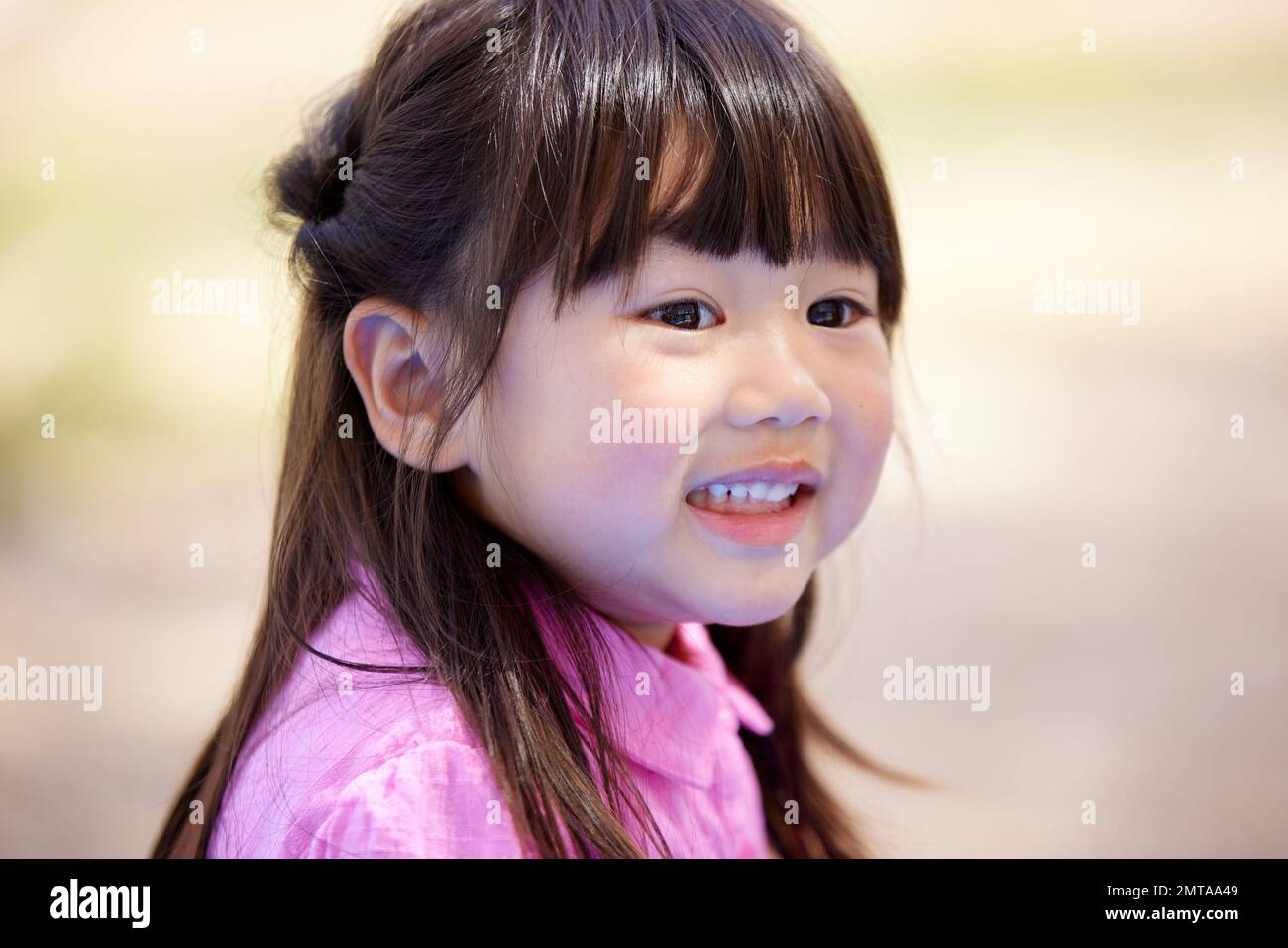 Japanisches Kinderporträt mit blühenden Kirschblüten Stockfoto