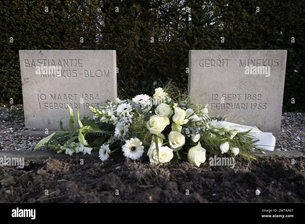 ZUIDLAND - Gräber der Opfer am Denkmal für die Opfer der Flutkatastrophe. Während der Überschwemmung im Jahr 1953 war Zuidland mit 21 Toten das am schlimmsten betroffene Dorf Voorne-Putten. ANP OLAF KRAAK niederlande raus - belgien raus Stockfoto