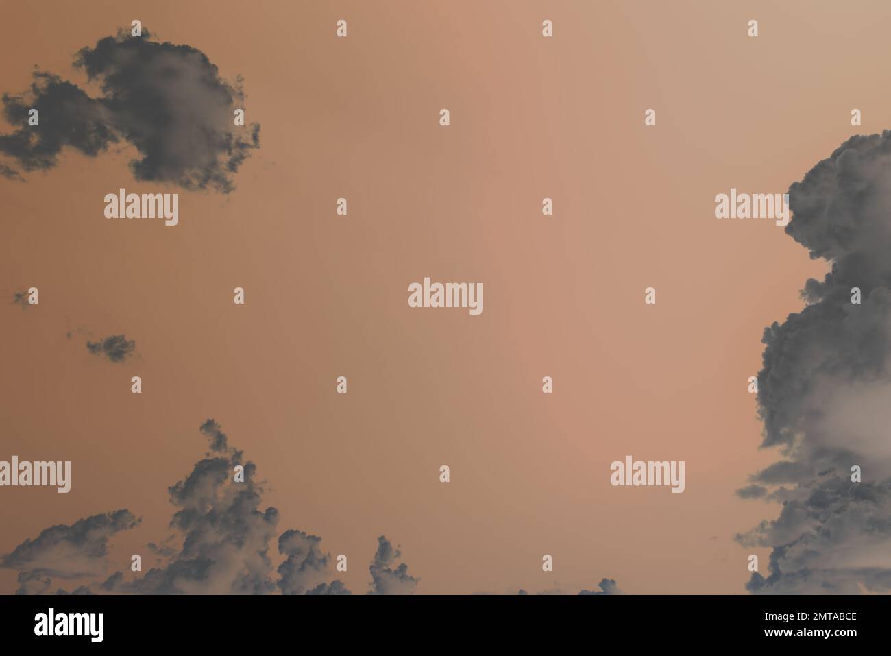 Abstraktes Foto von Kumuluswolken am hellen Himmel. Stockfoto