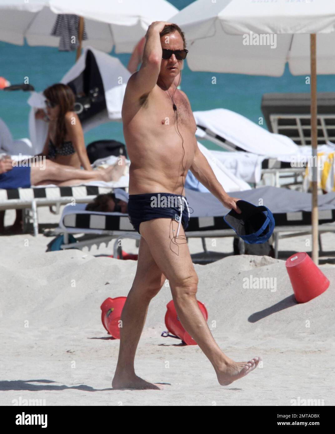 Der Komiker Pauly Shore hat Jerry Lewis beim Entspannen im Sand umgeleitet. Miami Beach, Florida 21. Februar 2012 Stockfoto