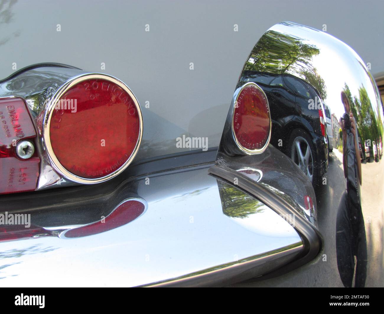 Hintergrundbeleuchtung und Stoßfänger eines alten englischen Jaguar E-Type Stockfoto