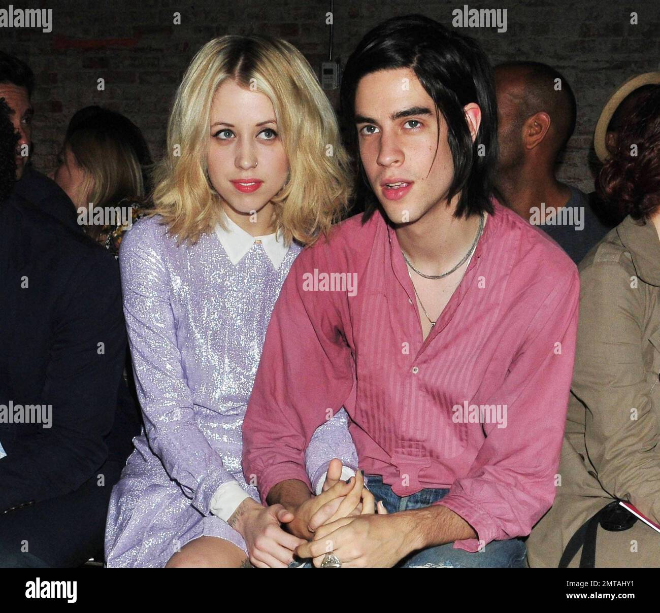 Mit großem Haar und einem lila Paillettenkleid besuchen der 22-jährige Sozialleiter Peaches Geldof und Freund Thomas Cohen während der Mercedes-Benz Fashion Week im 82 Mercer die Y-3 Spring 2012 Modenschau. Es wurde kürzlich berichtet, dass Geldof behauptete, dass Drogenkonsum der Grund für ihren dramatischen Gewichtsverlust war. Pfirsiche sorgten sich, nachdem sie den Vivienne Westwood Männerladen in London besucht hatte, um an der Vogue's Fashion Night Out Veranstaltung teilzunehmen. Sie hatte seltsame Flecken und blaue Flecken an den Armen nahe ihrer Adern, was Spekulationen anheizte, dass sie auf Drogenkonsum zurückzuführen waren. Die Sozialdemokraten verweigern entschieden jeglichen Drogenkonsum und bestehen darauf Stockfoto