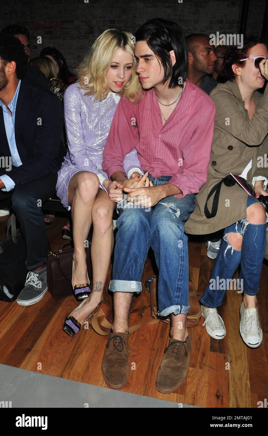 Mit großem Haar und einem lila Paillettenkleid besuchen der 22-jährige Sozialleiter Peaches Geldof und Freund Thomas Cohen während der Mercedes-Benz Fashion Week im 82 Mercer die Y-3 Spring 2012 Modenschau. Es wurde kürzlich berichtet, dass Geldof behauptete, dass Drogenkonsum der Grund für ihren dramatischen Gewichtsverlust war. Pfirsiche sorgten sich, nachdem sie den Vivienne Westwood Männerladen in London besucht hatte, um an der Vogue's Fashion Night Out Veranstaltung teilzunehmen. Sie hatte seltsame Flecken und blaue Flecken an den Armen nahe ihrer Adern, was Spekulationen anheizte, dass sie auf Drogenkonsum zurückzuführen waren. Die Sozialdemokraten verweigern entschieden jeglichen Drogenkonsum und bestehen darauf Stockfoto