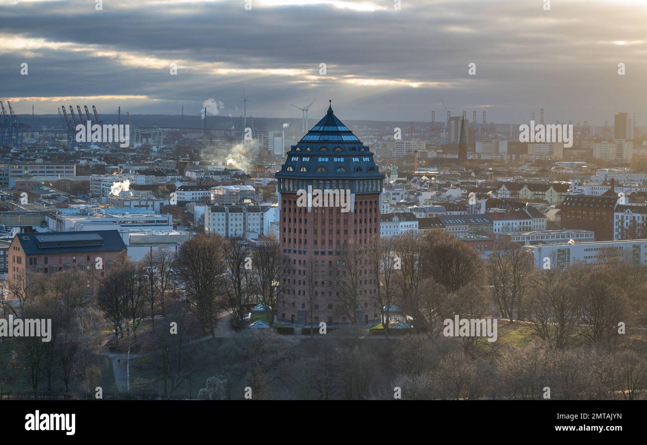 Drohnenansicht eines historischen Wasserturms in Hamburg. Stockfoto