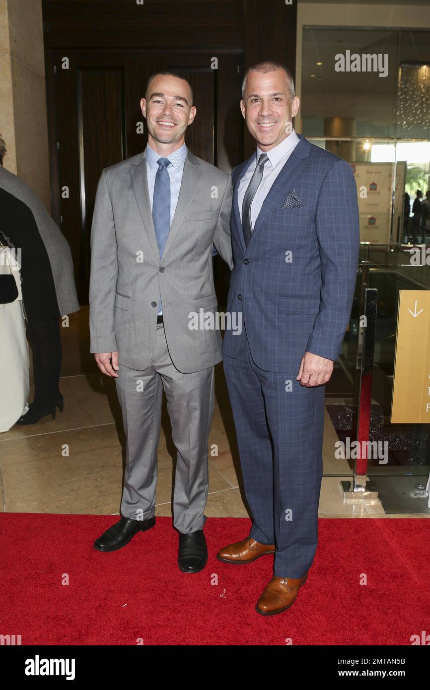 Michael Collum und Ryan Grady beim Peggy Albrecht Friendly House 26. Annual Awards Luncheon im Beverly Hilton Hotel in Beverly Hills, Kalifornien am 24. Oktober 2015. Das Peggy Albrecht Friendly House wurde 1951 gegründet und war das erste Heim im Land für Frauen, die sich von Drogen- und Alkoholmissbrauch erholten. Es ist ein Modell für Sanierungshäuser in den Vereinigten Staaten und Europa. Stockfoto