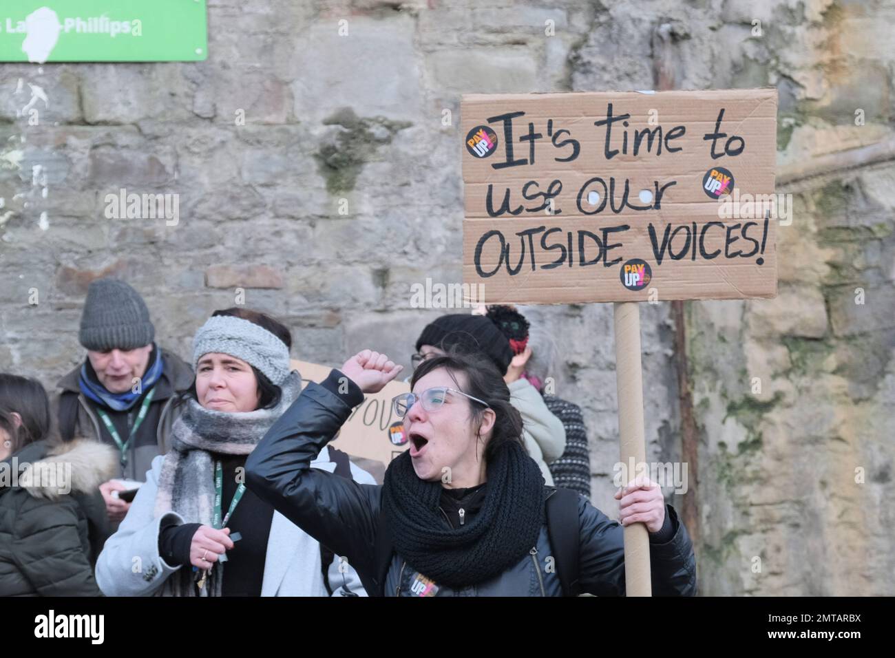 Bristol, Großbritannien. 1. Februar 2023. NEUE Mitglieder vor der Willow Park School. Die Rallye wird vom Bristol Trades Union Council organisiert; daran sind ASLEF, PCS RMT und NEU beteiligt. Die Arbeitnehmer sind unzufrieden mit jahrelangen niedrigen oder nicht vorhandenen Lohnerhöhungen, unsicheren Verträgen, unsicheren Bedingungen und steigenden Lebenshaltungskosten. Kredit: JMF News/Alamy Live News Stockfoto