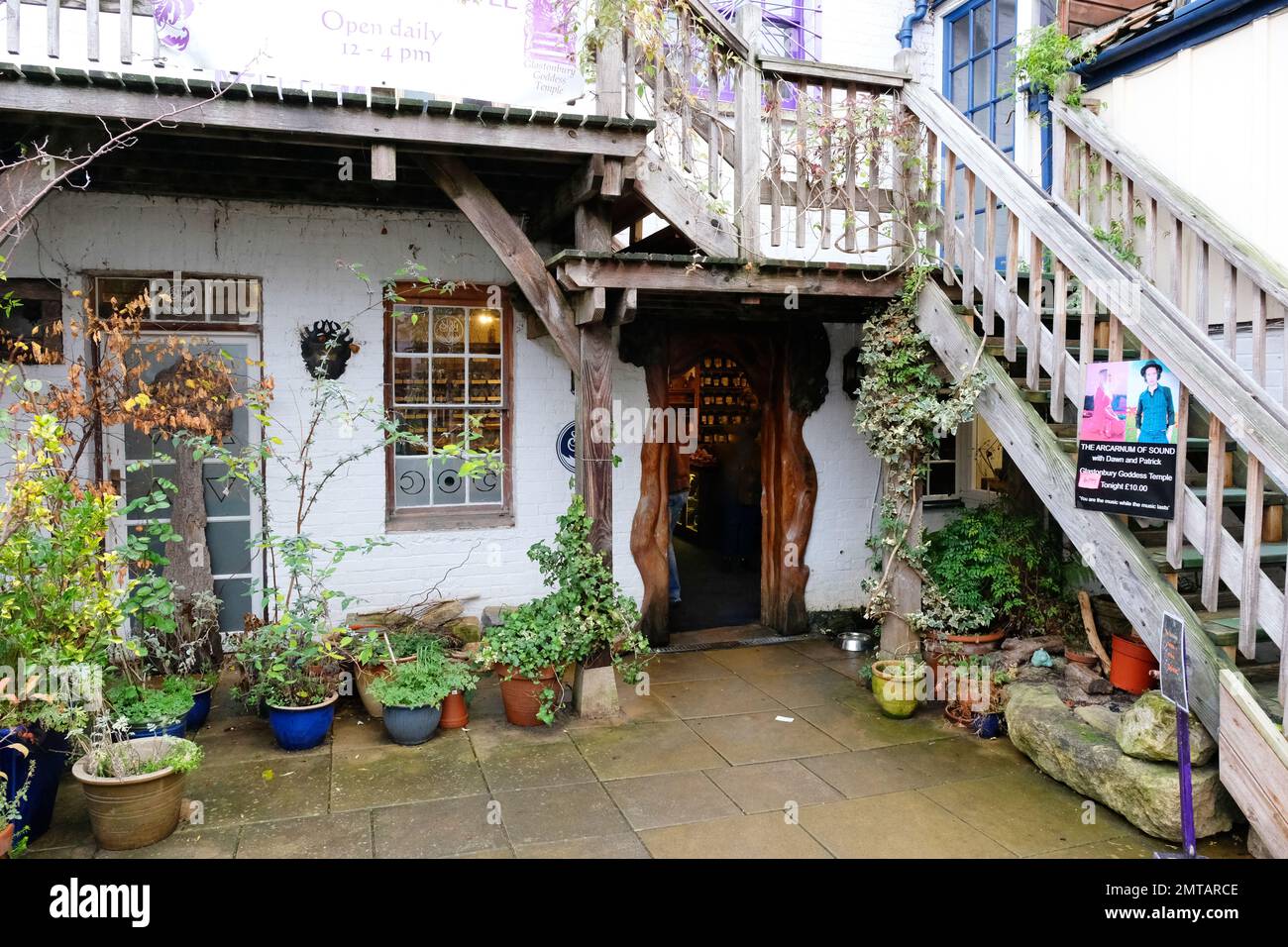 Geschäfte in einem kleinen Innenhof, die neue Produkte verkaufen, Glastonbury, Somerset, Großbritannien - John Gollop Stockfoto