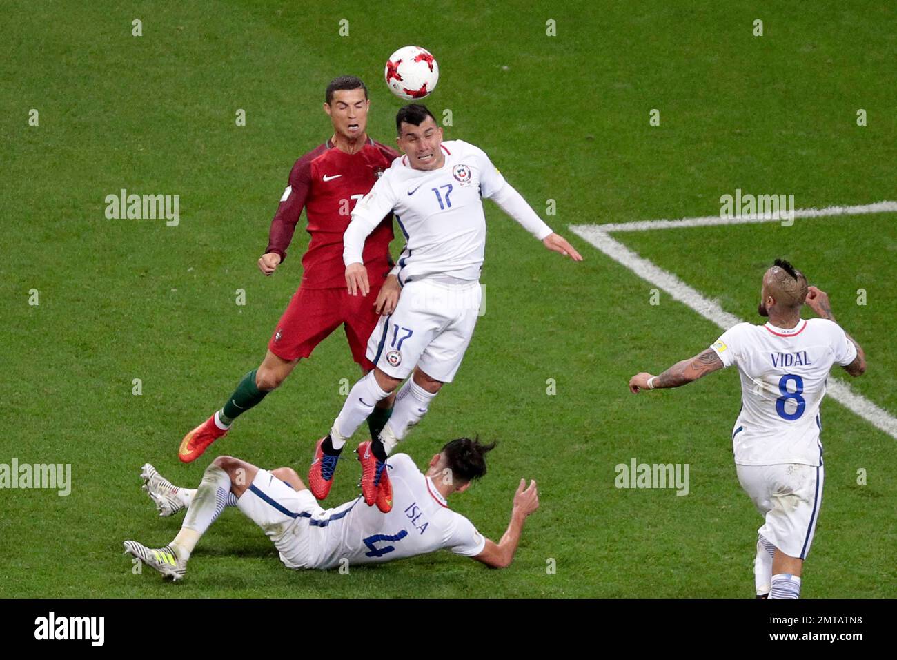 Portugal's Cristiano Ronaldo, left, heads the ball past Chile's Eduardo Vargas during the Confederations Cup, semifinal soccer match between Portugal and Chile, at the Kazan Arena, Russia, Wednesday, June 28, 2017. (AP Photo/Dmitri Lovetsky) Stockfoto