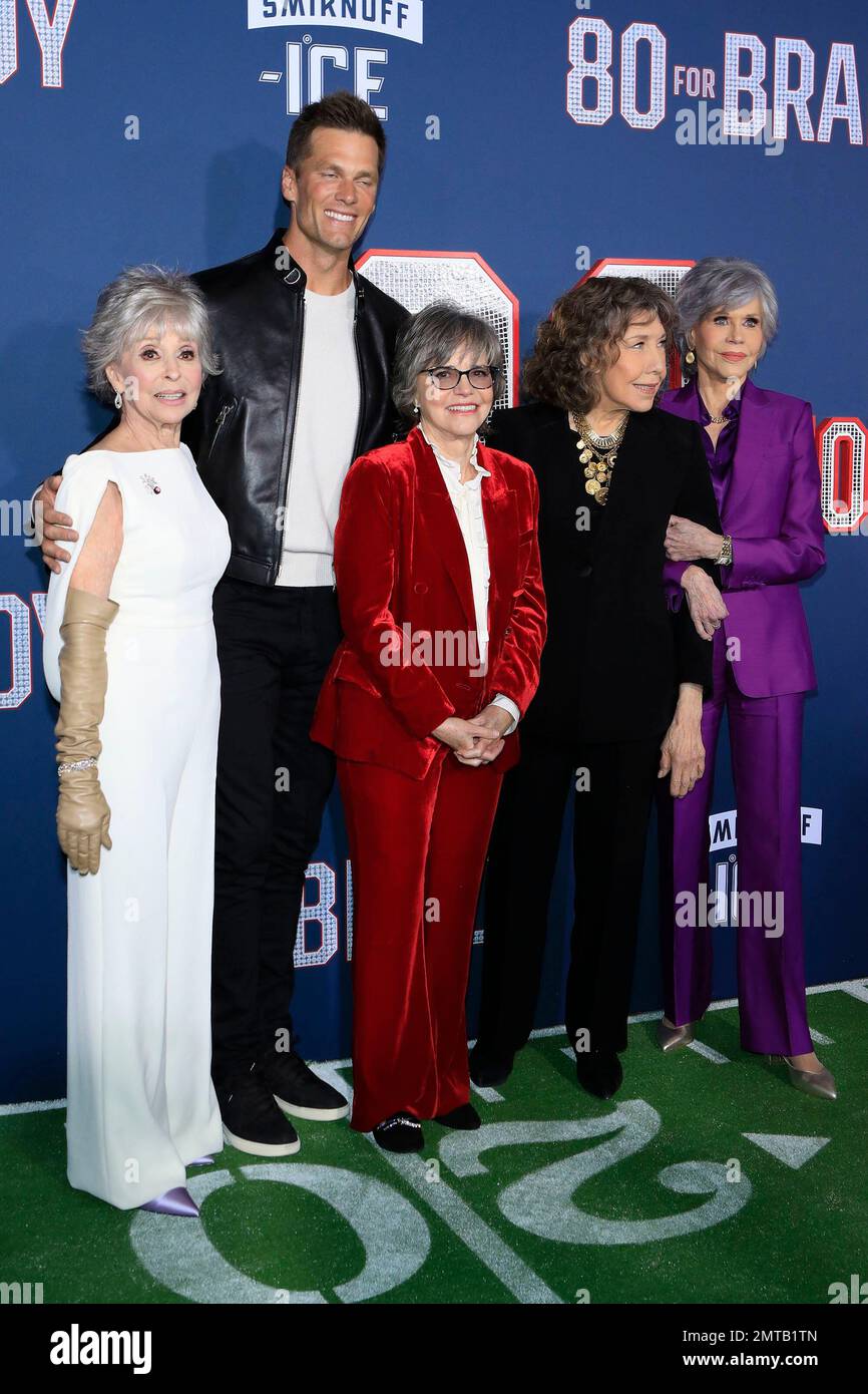 Los Angeles, Kalifornien. 31. Januar 2023. Rita Moreno, Tom Brady, Sally Field, Lily Tomlin, Jane Fonda bei Ankunft für 80 FÜR BRADY Premiere, Regency Village Theatre, Los Angeles, CA, 31. Januar 2023. Kredit: Priscilla Grant/Everett Collection/Alamy Live News Stockfoto