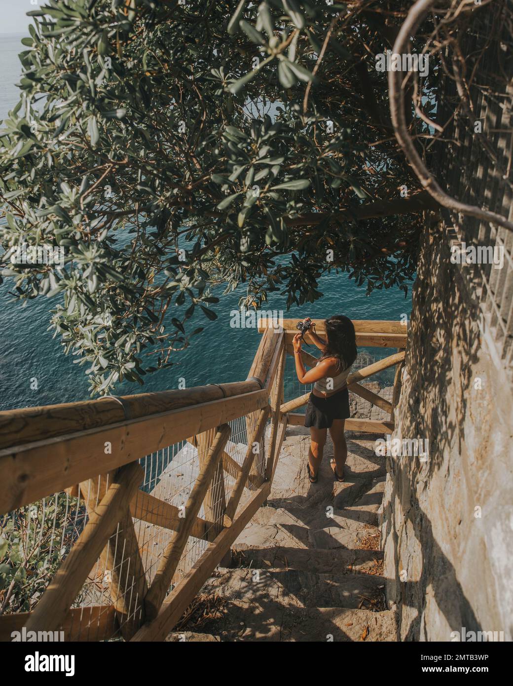 Ein Mädchen macht ein Foto in Corniglia, Cinque Terre Liguria, Provinz La Spezia, Italien Stockfoto