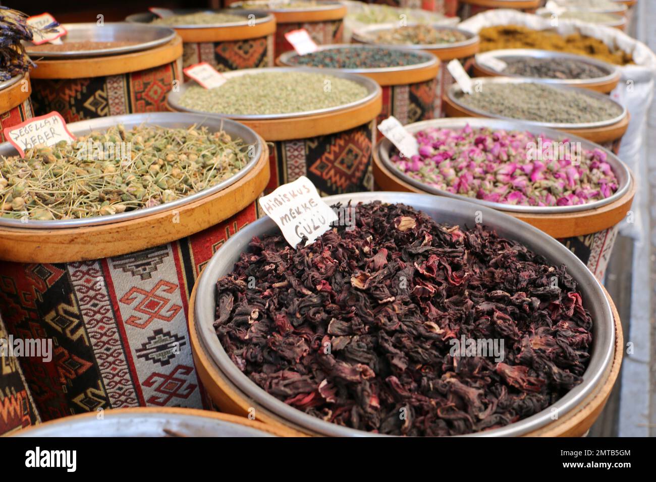 Gaziantep, Türkei- 4. Nov. 2022: Kräutergeschäft in der Provinz Gaziantep. Touristisches Reiseziel. Alle möglichen Kräuter im Gewürzbasar. Selektiver Fokus auf die Stockfoto